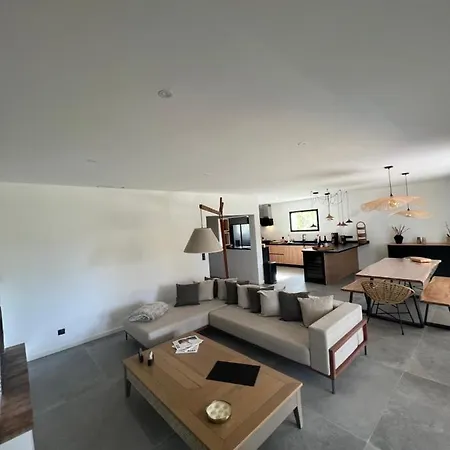 Bord De Piscine, Jacuzzi Villa *