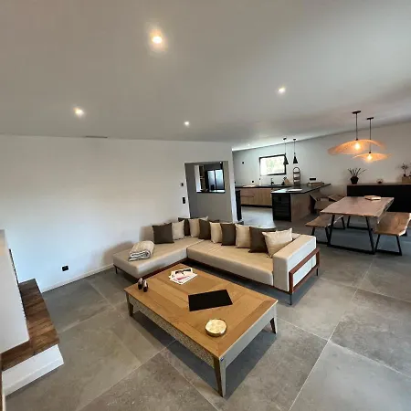 Bord De Piscine, Jacuzzi Villa *