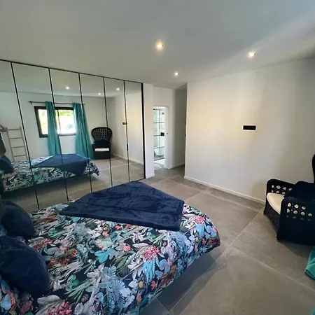 Bord De Piscine, Jacuzzi Villa *