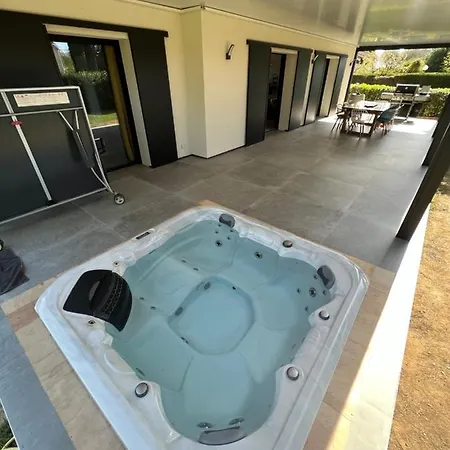 Bord De Piscine, Jacuzzi Hyères