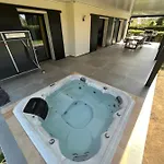 Bord De Piscine, Jacuzzi Ιέρ