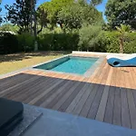 Bord De Piscine, Jacuzzi Βίλα Ιέρ